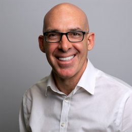 AI人形机器人七夕来“证婚”!科技浪漫席卷深圳南山